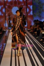 Model walks the ramp for Malini Ramani Show at Lakme Winter fashion week day 5 on 21st Sept 2010 (57).JPG